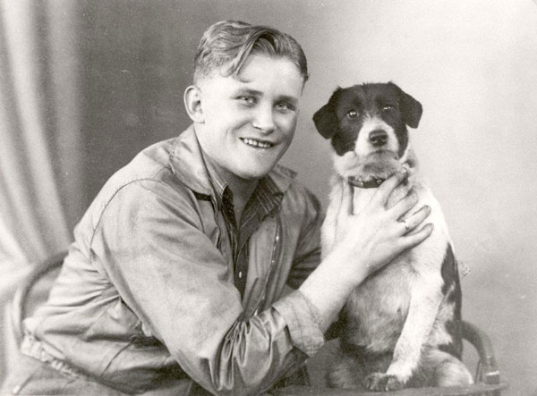The real Knud Erik together with the ship's dog, photo from Iceland during WWII.