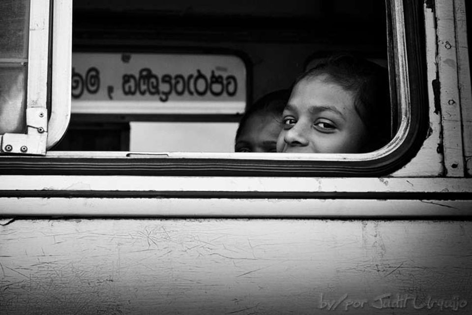 Judit Urquijo Pagazaurtundua, “Estación de buses,” Sri Lanka, September 2011
