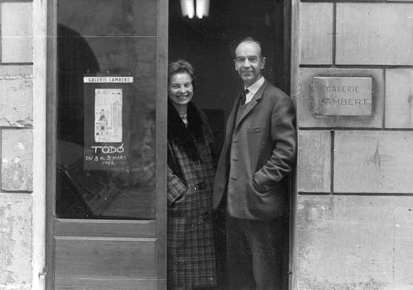 Zofia and Kazimierz Romanowicz in front of the Galerie Lambert in 1962 / Courtesy of the Archiwum Emigracji, Biblioteka Uniwersytecka, Toruń, Poland