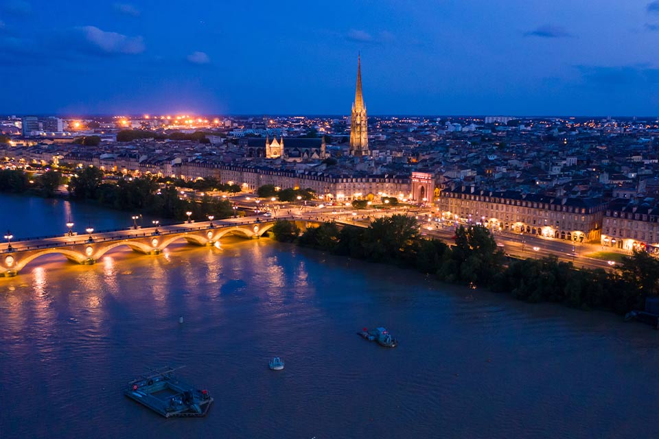 A photograph of Bordeaux at night