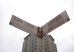 The corner of Ipiranga at Avenue São João. Photo by Ricardo Romanoff.