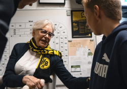 Photo of Holocaust survivor Eva Weyl speaking to a young participant at the BVB-Lernzentrum in Dortmund